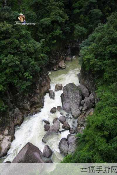 两峰夹小溪地湿又无泥诗：溪流穿峡谷 幽径润不泥